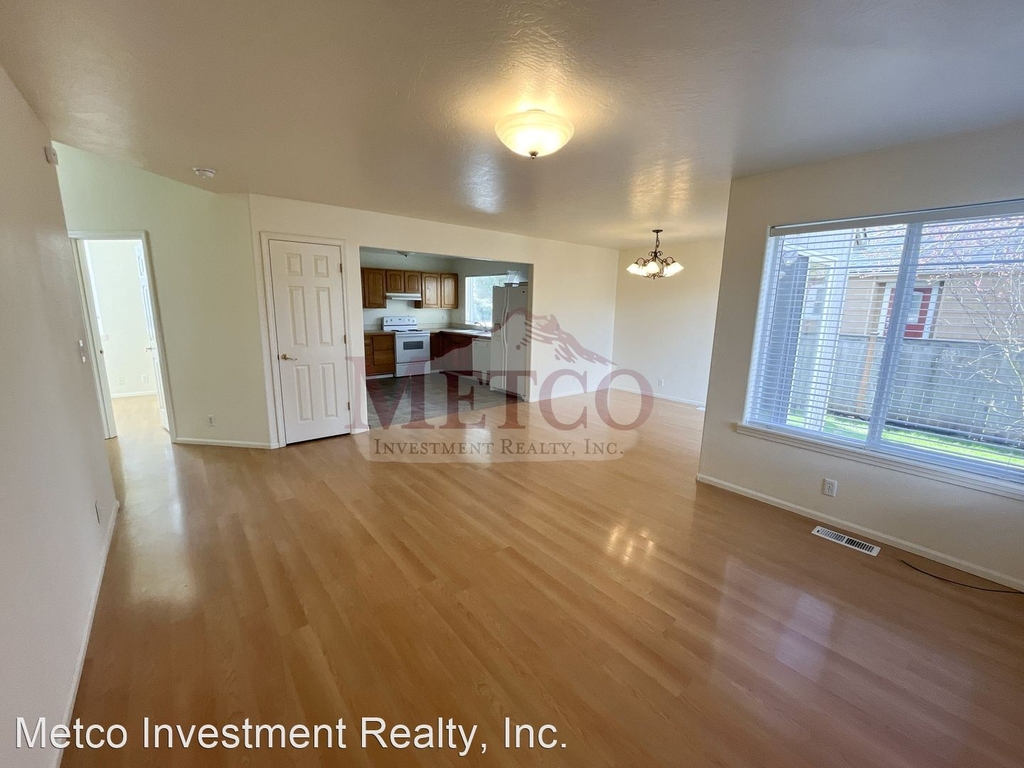 1230 Peever Street - Photo 8