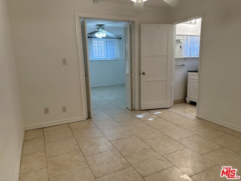 946 N Doheny Drive - Photo 16