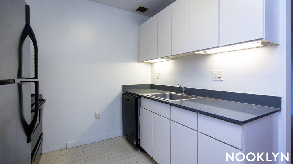 924 Metropolitan Avenue - Photo 3