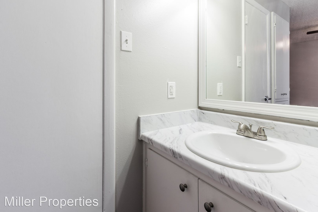 111 W 38th St #202 - Photo 7