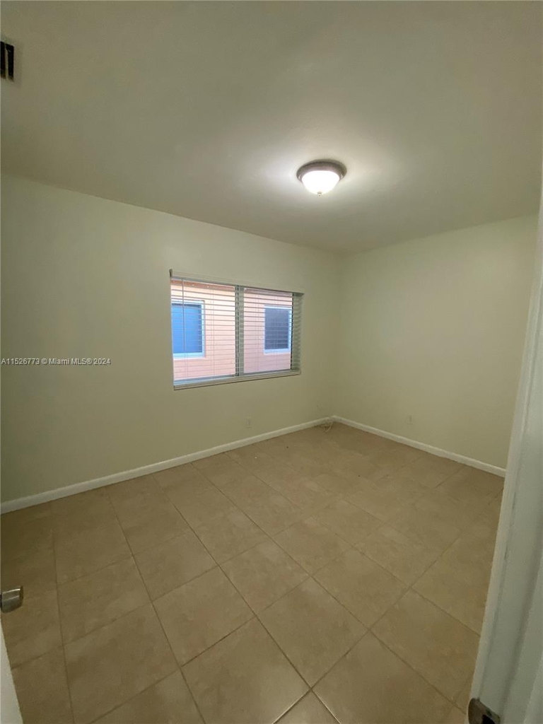 1032 Nw 2 St - Photo 6