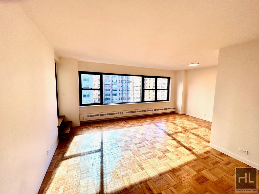 East 55 Street - Photo 2