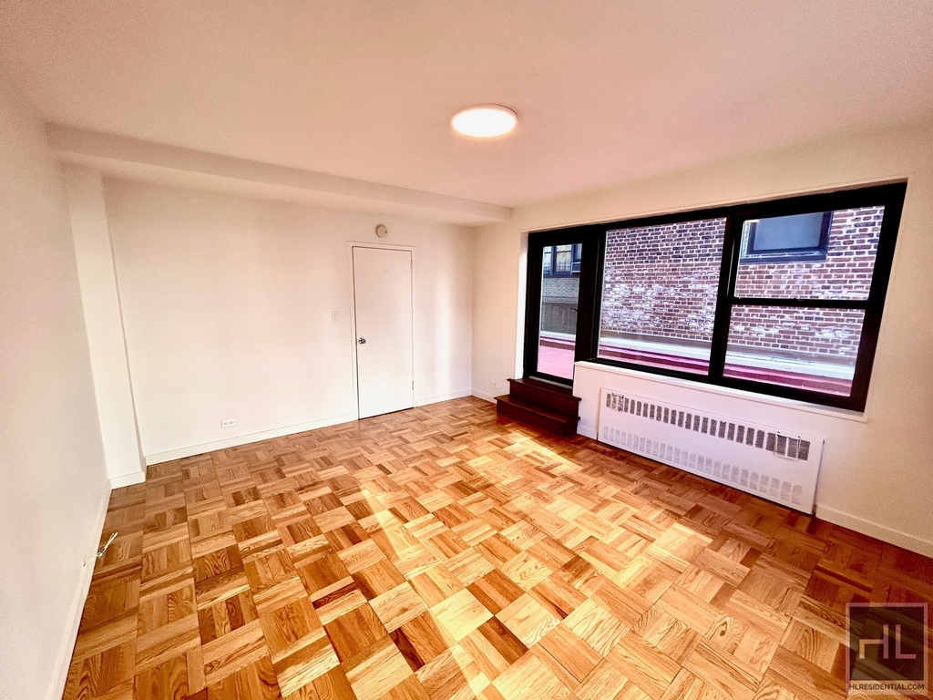 East 55 Street - Photo 9