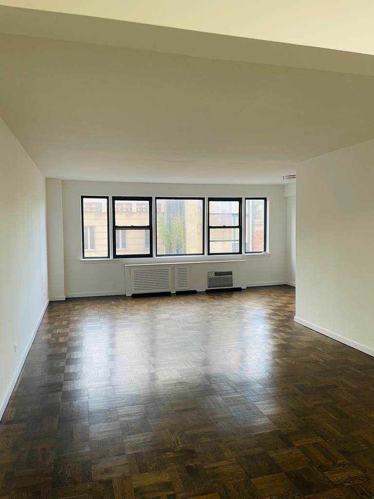20 Beekman Place, 2C - Photo 4