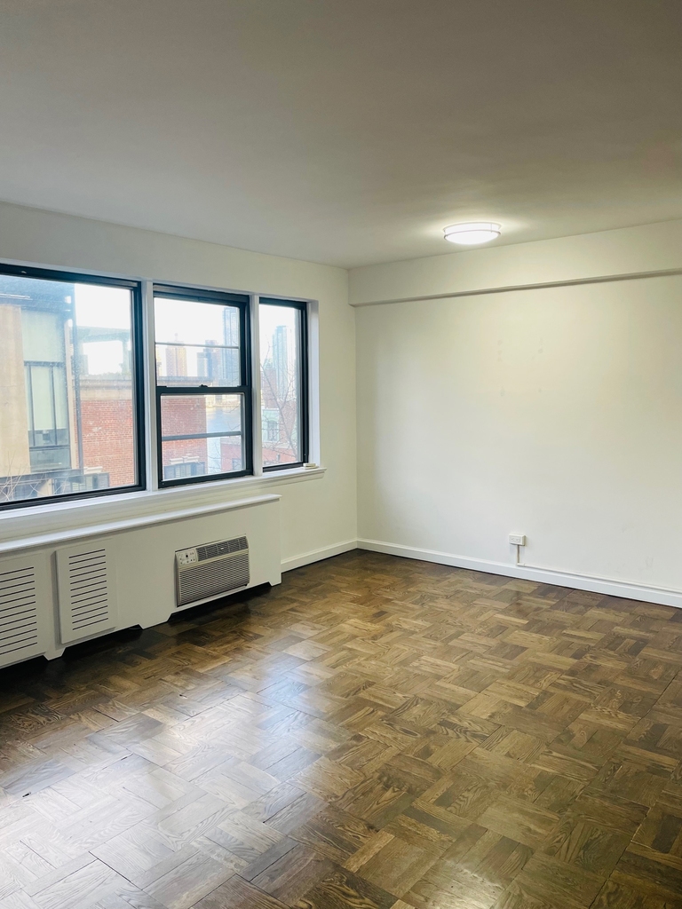 20 Beekman Place, 2C - Photo 5