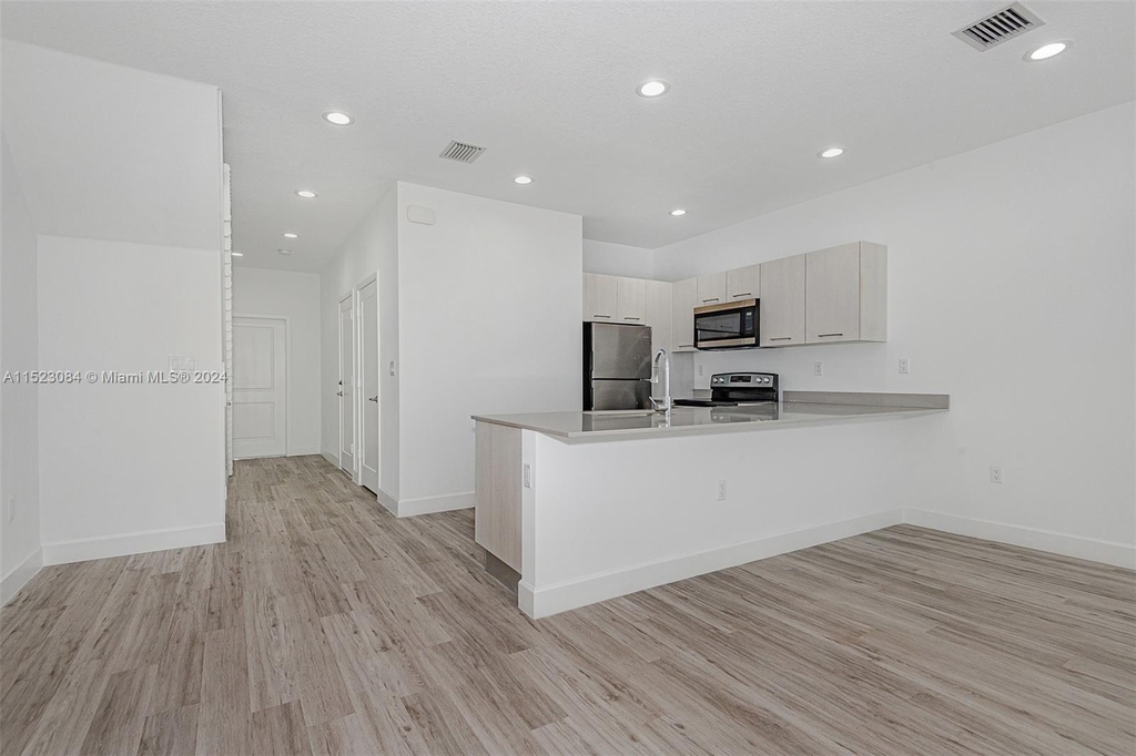 1321 Nw 27th Ave - Photo 6