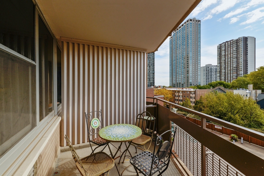 555 W Cornelia Avenue - Photo 8