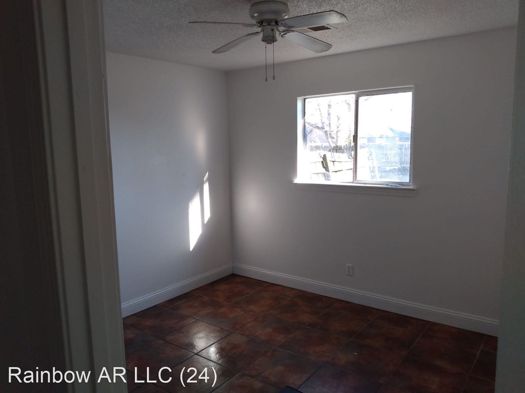 2416 Thompson Ave - Photo 2