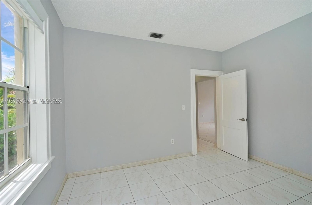 1654 Sw 14th Ter - Photo 8