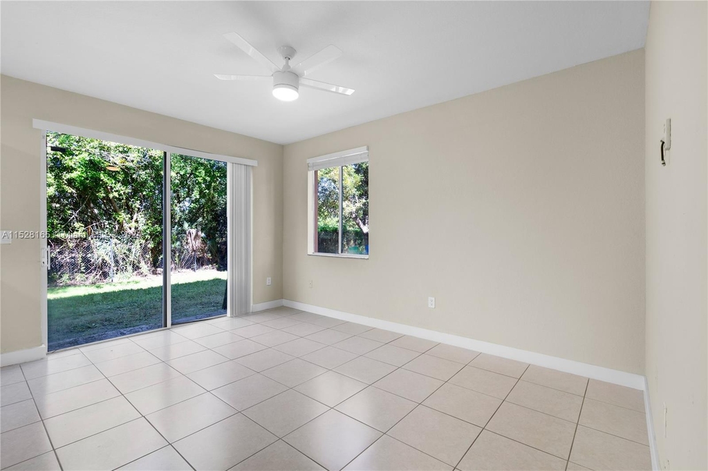 1465 Se 24th Ct - Photo 11