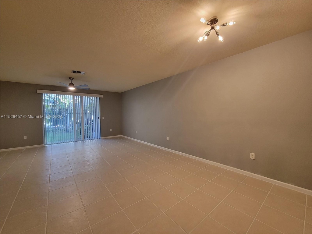 2761 Sw 82nd Ave - Photo 2