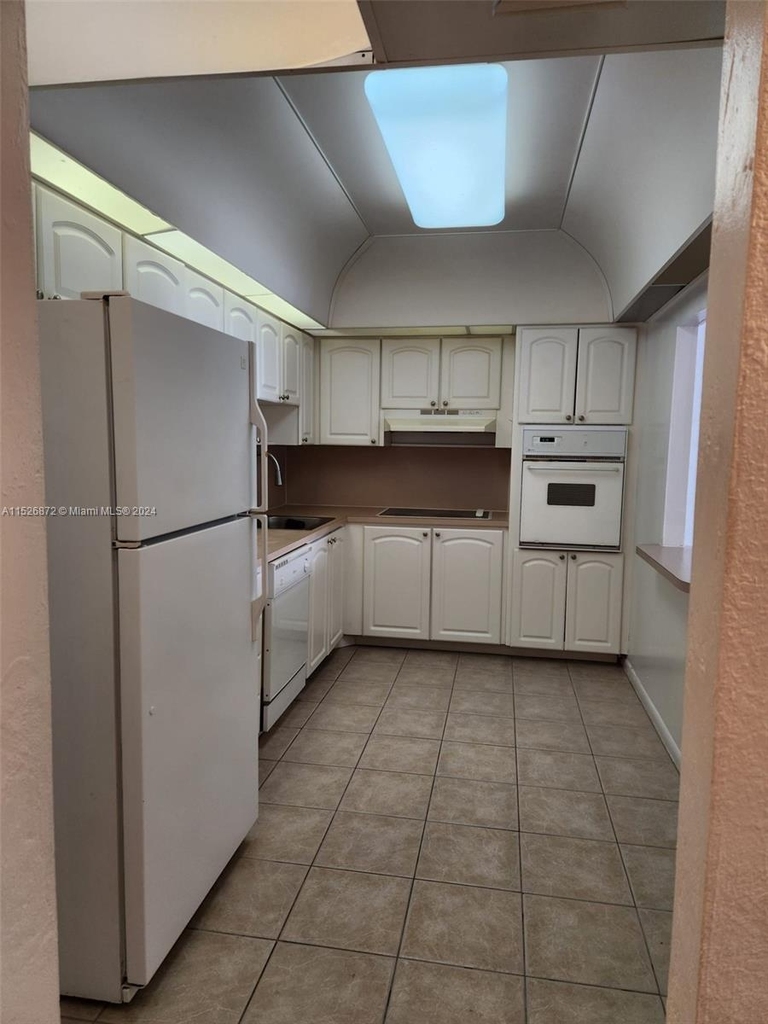 19390 Collins Ave - Photo 5