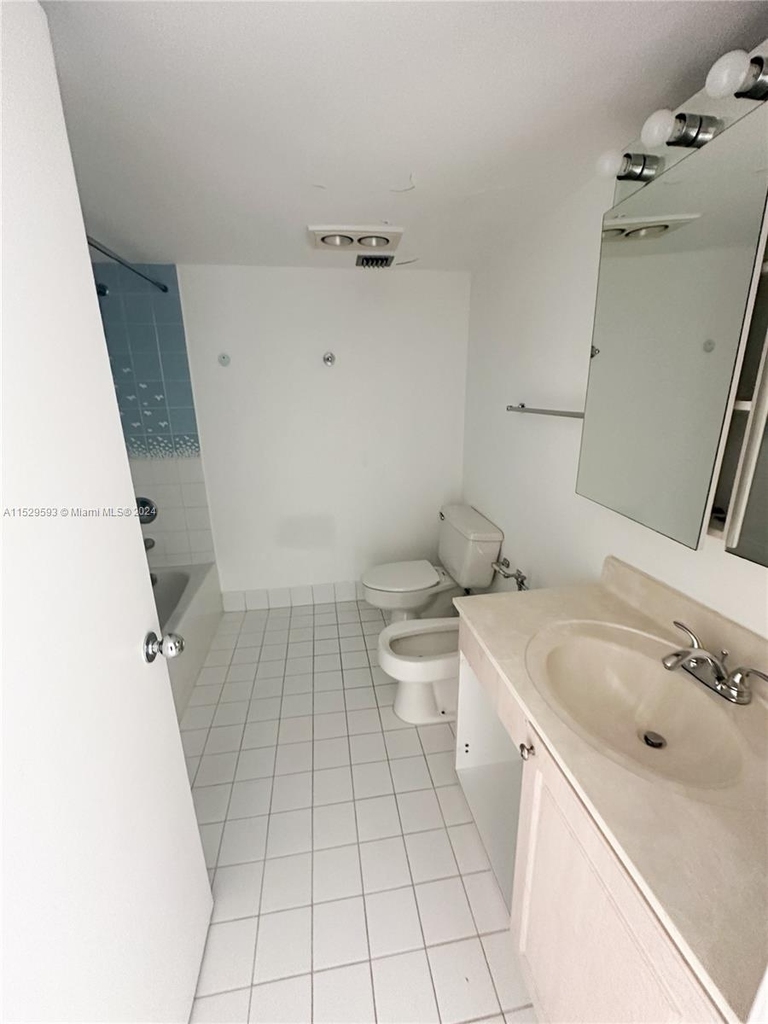 6061 Collins Ave - Photo 4