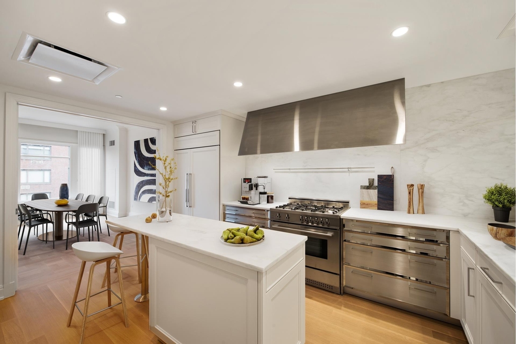 200 E 79th St - Photo 3