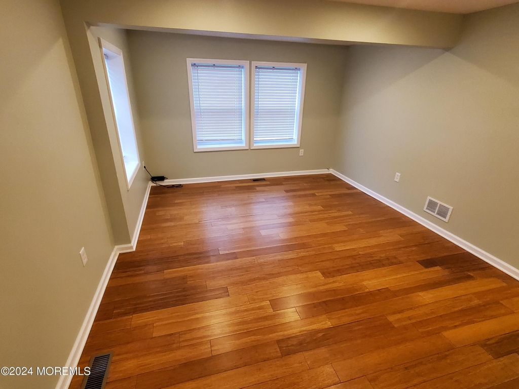 710 Monmouth Parkway - Photo 3
