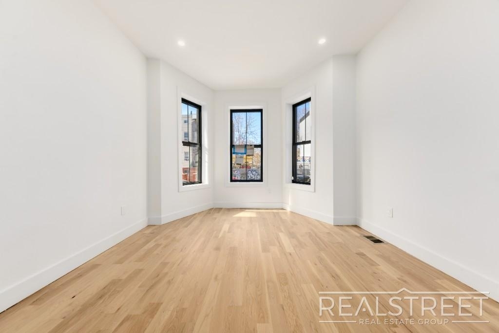 1144 Lafayette Ave - Photo 2