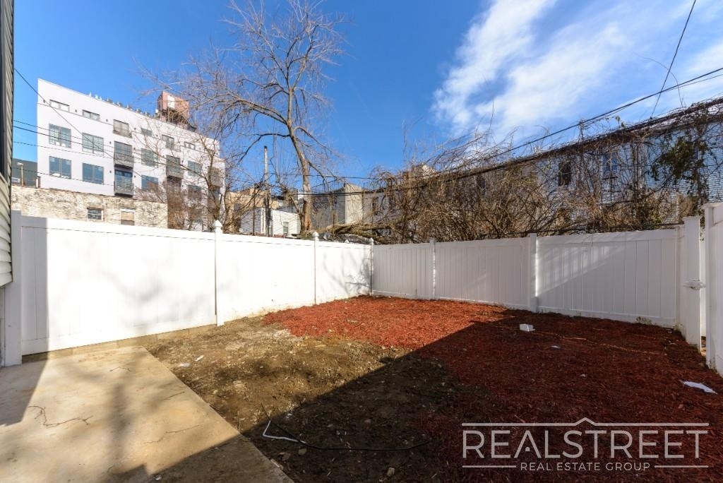 1144 Lafayette Ave - Photo 3