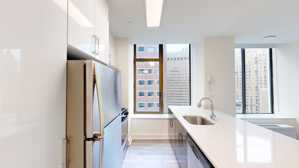 10 Hanover Square - Photo 1