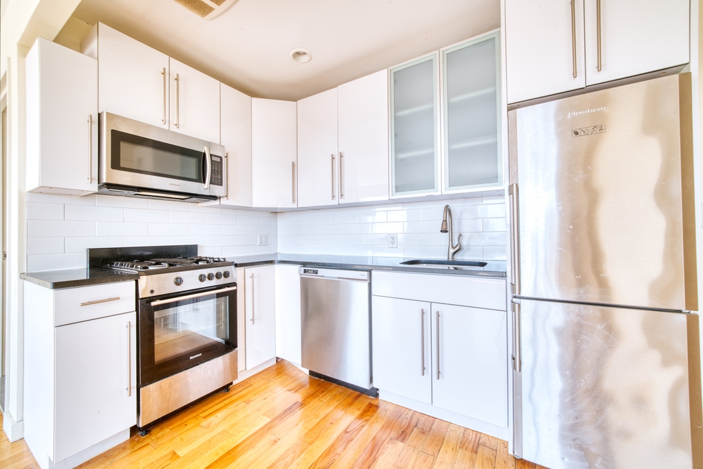 23-15 Astoria Boulevard - Photo 4
