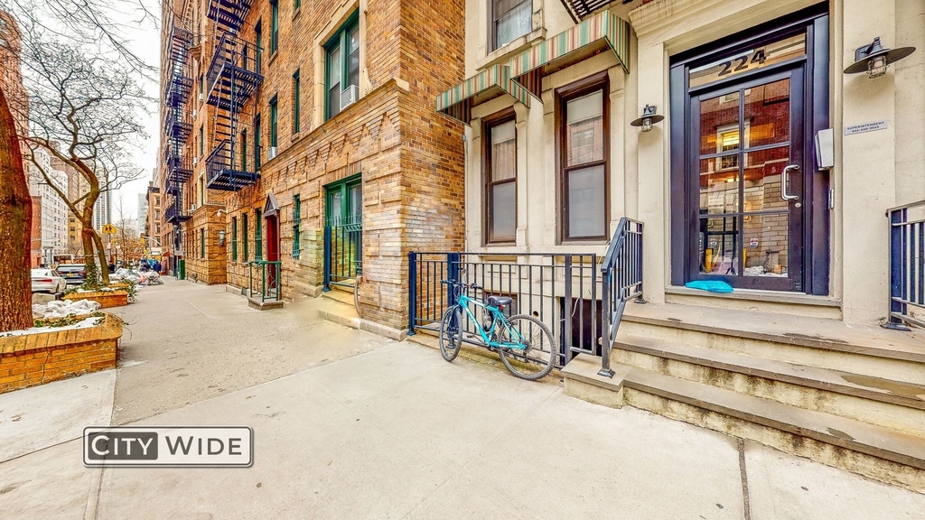 224 East 70th Street - Photo 6
