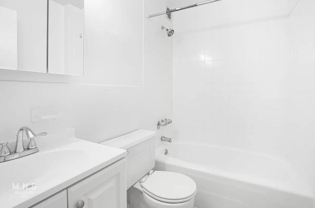 345 West 30th Street - Photo 3