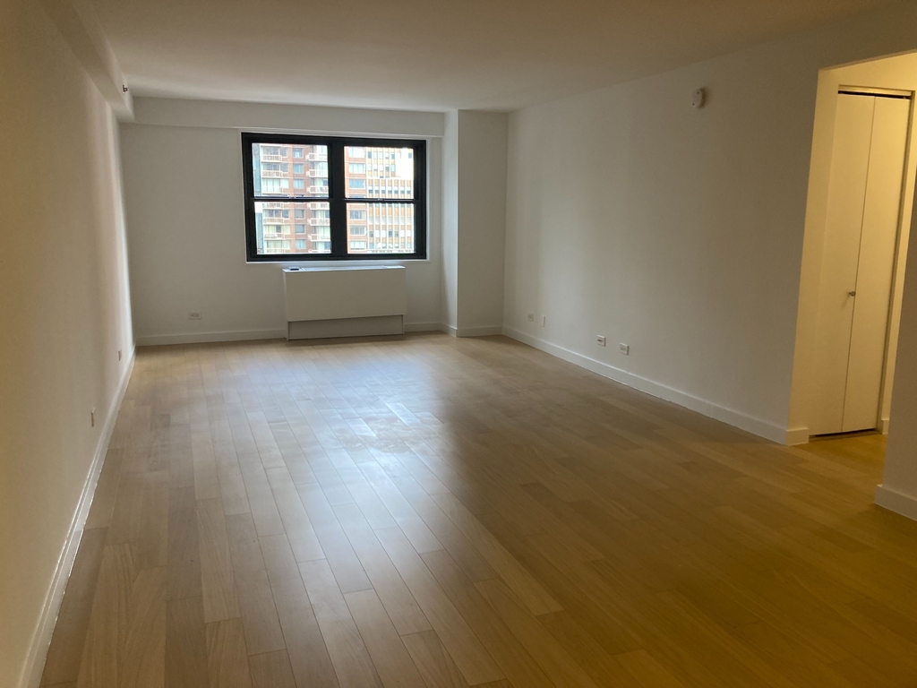 222 e 39th - Photo 0