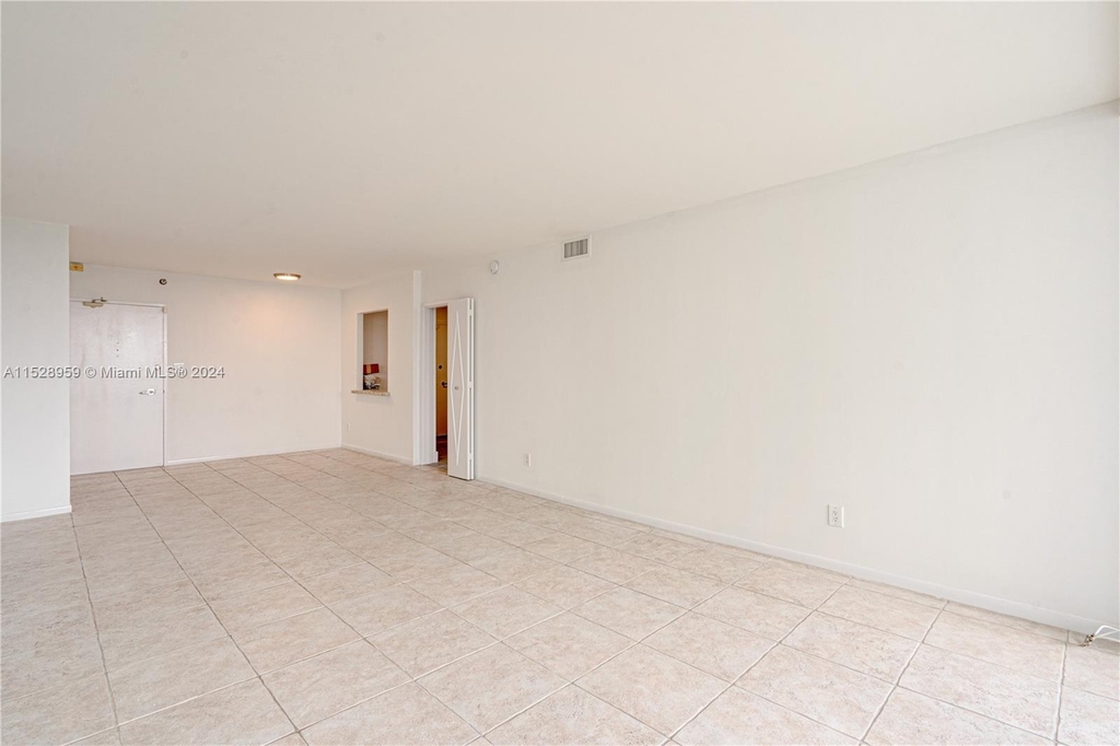 5161 Collins Ave - Photo 10