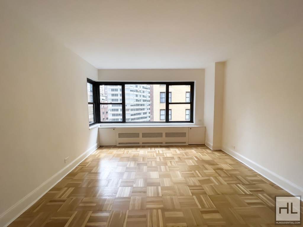 East 55 Street - Photo 3