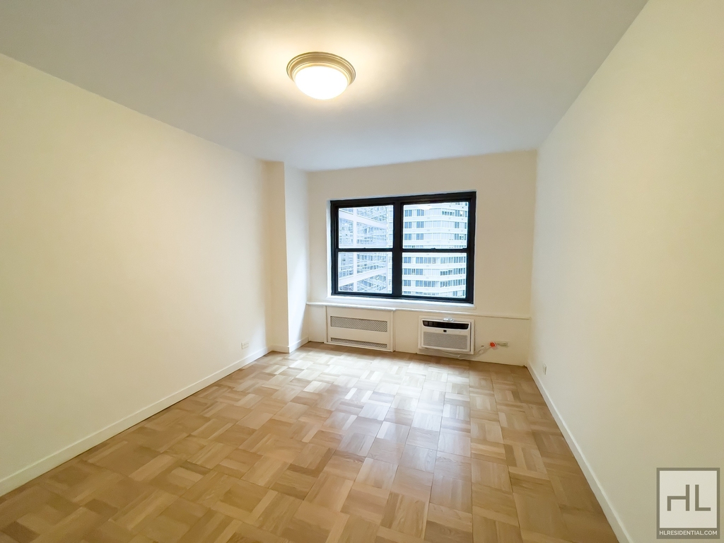 East 55 Street - Photo 9