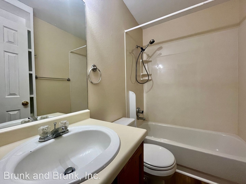 1321 N Chestnut Street - Photo 3