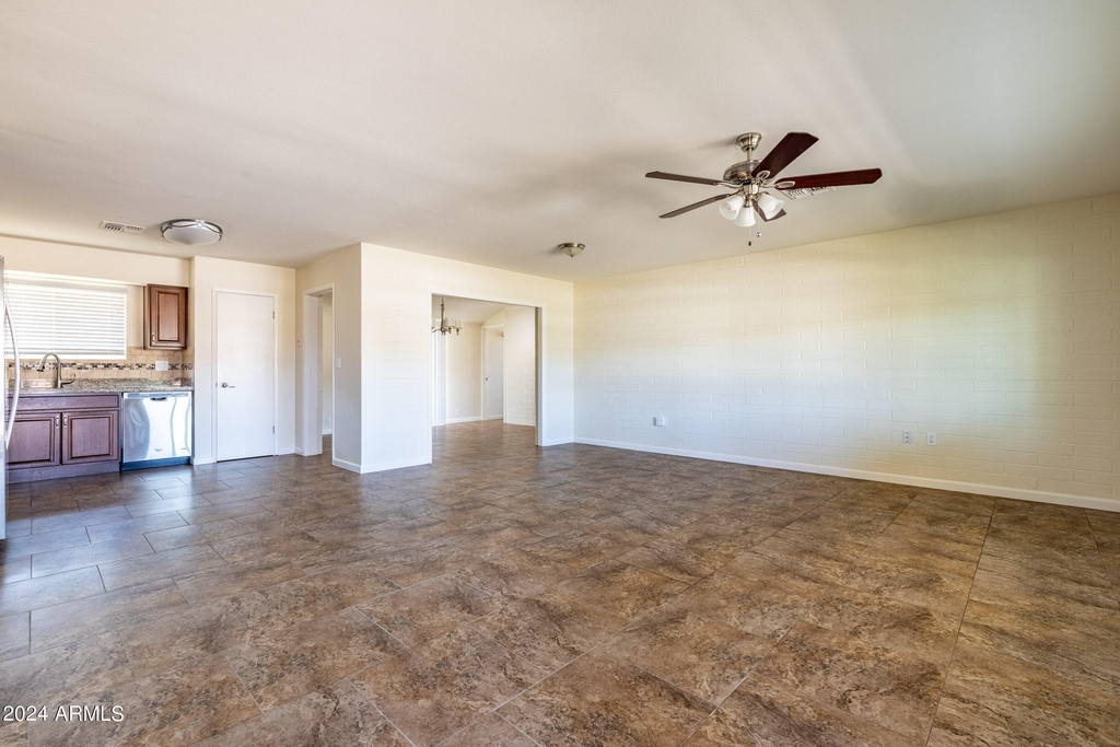 10111 W Cumberland Drive - Photo 2