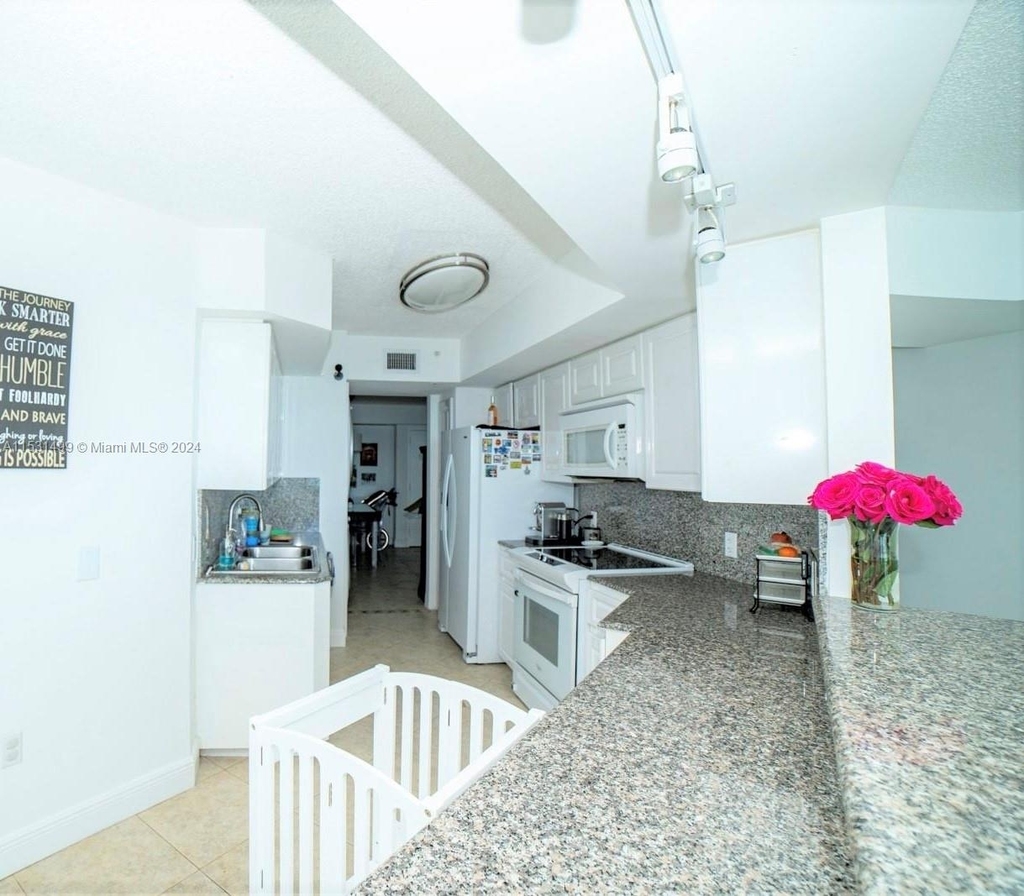 6301 Collins Ave - Photo 8