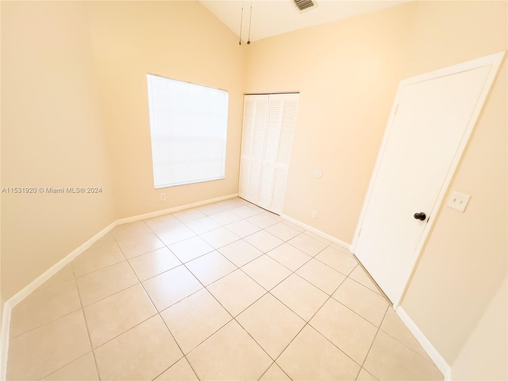 8723 Forest Hills Blvd - Photo 9