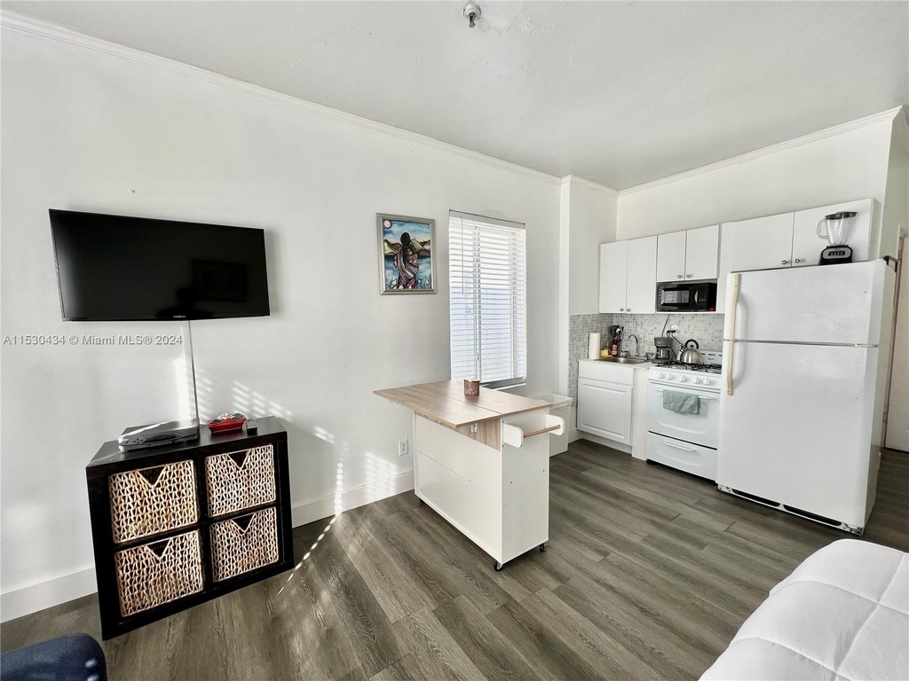 3700 Collins Ave - Photo 4