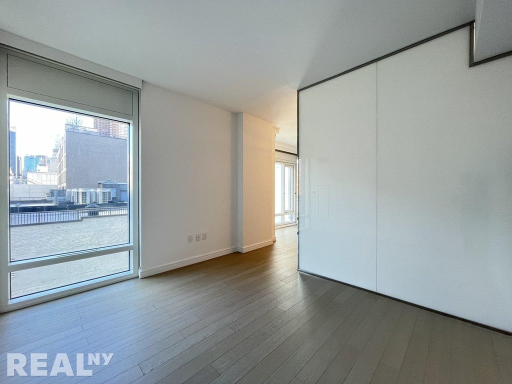 572 Eleventh Avenue - Photo 2