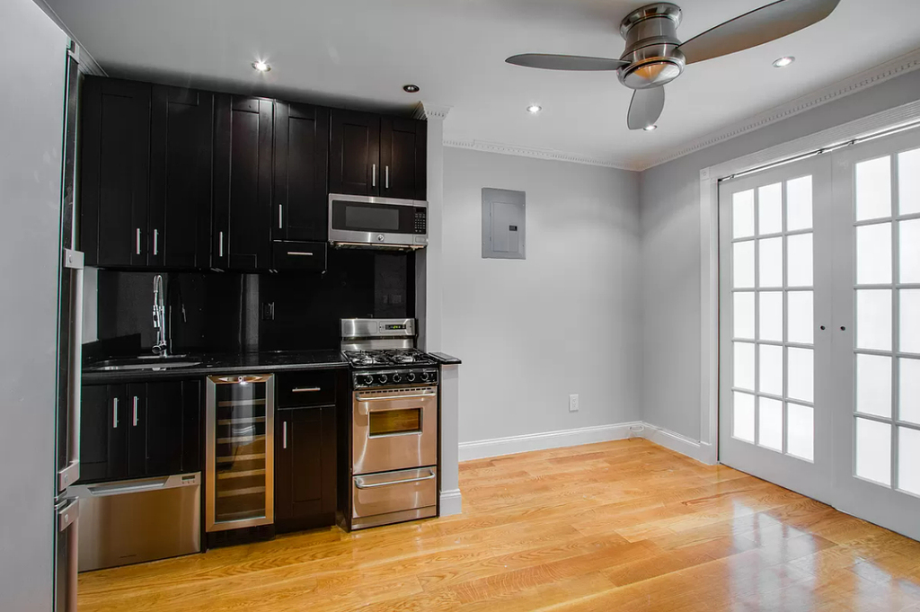 NO FEE 1BR in Hell's Kitchen - Photo 1