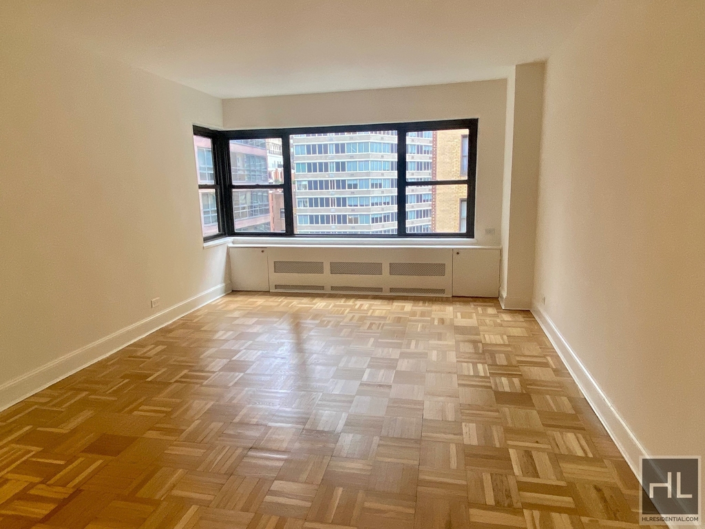 East 55 Street - Photo 1