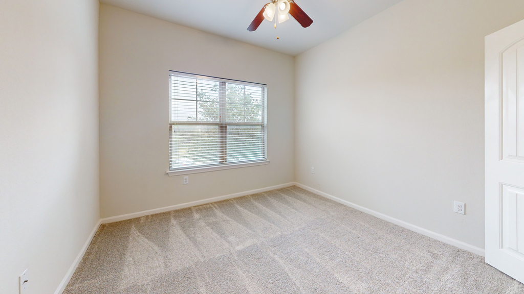 1200 Estancia Pkwy - Photo 3