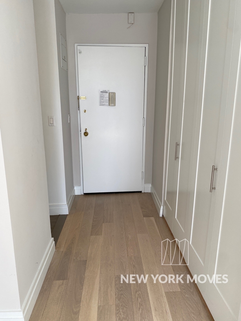East 95th St, Upper East Side - Photo 6