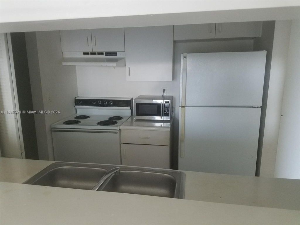 850 N Miami Av - Photo 3