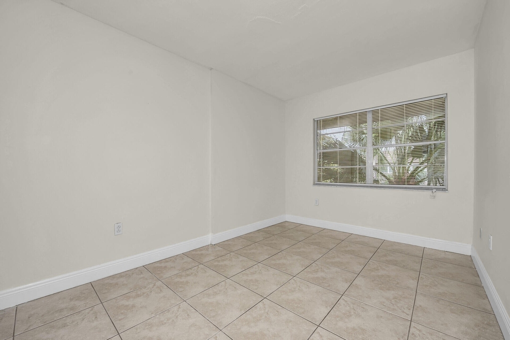 9050 Nw 28th Street - Photo 16