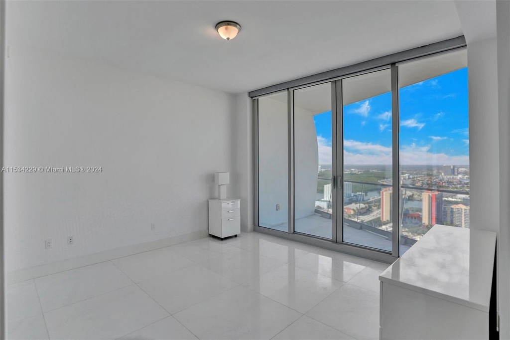 16901 Collins Ave - Photo 48