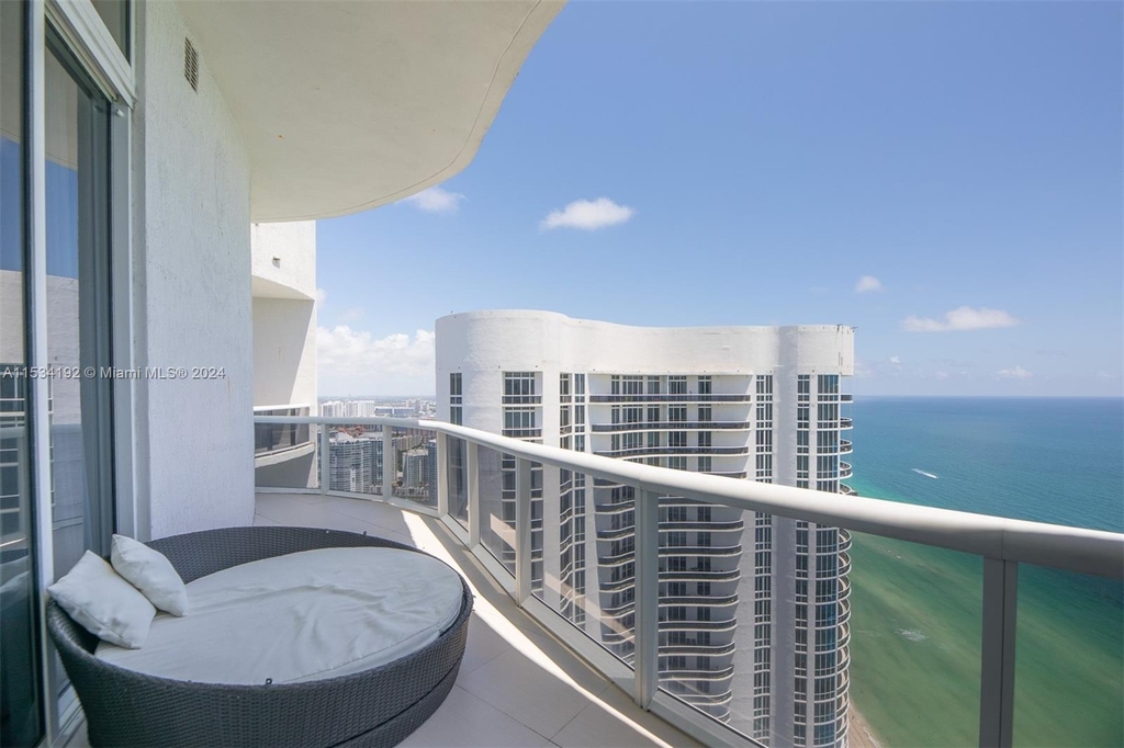 15901 Collins Ave - Photo 37