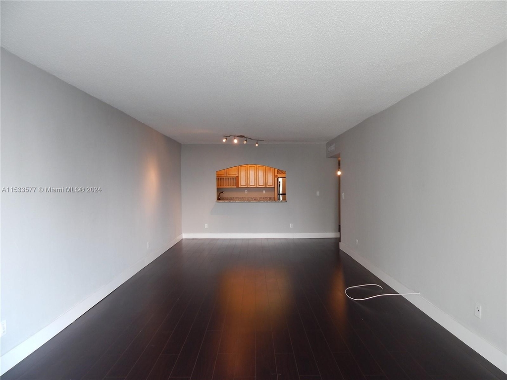 19390 Collins Ave - Photo 4