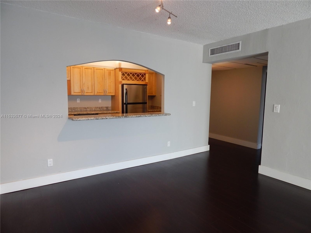 19390 Collins Ave - Photo 2