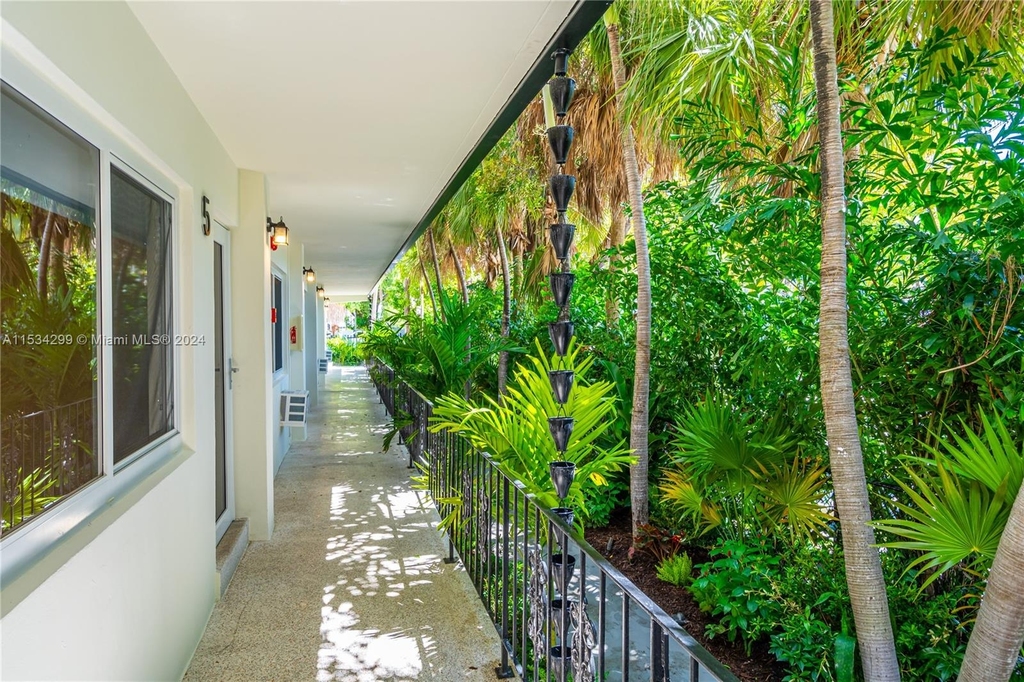 428 Collins Ave - Photo 16