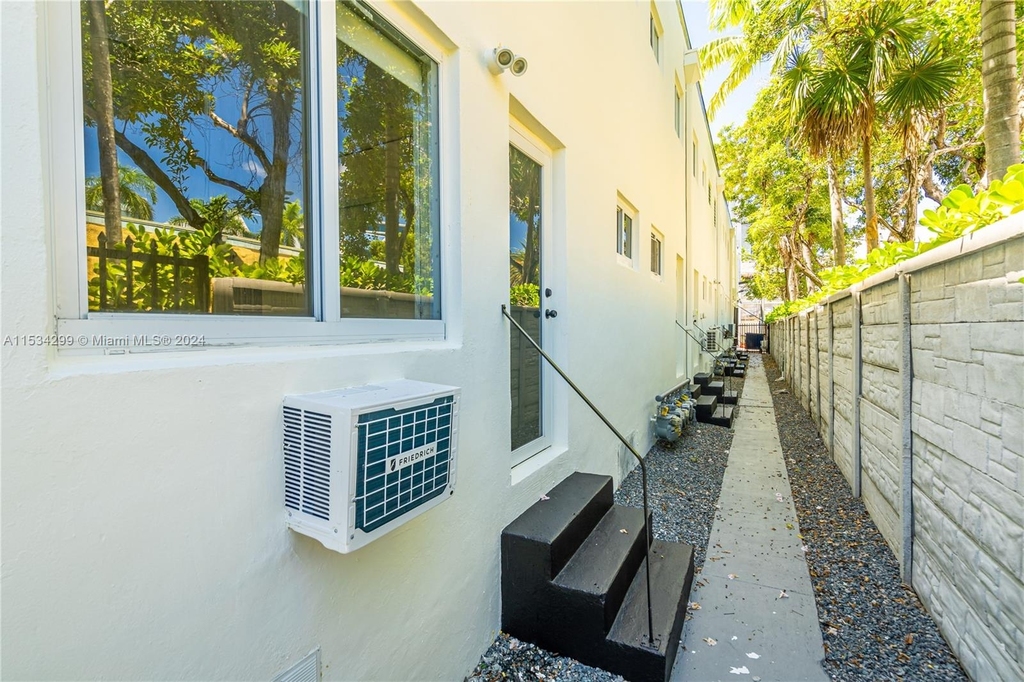 428 Collins Ave - Photo 8