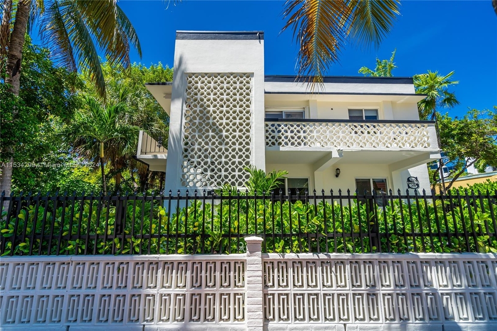 428 Collins Ave - Photo 2