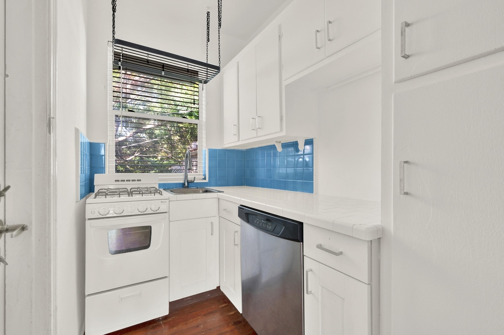 315 W 28th Street - Photo 11