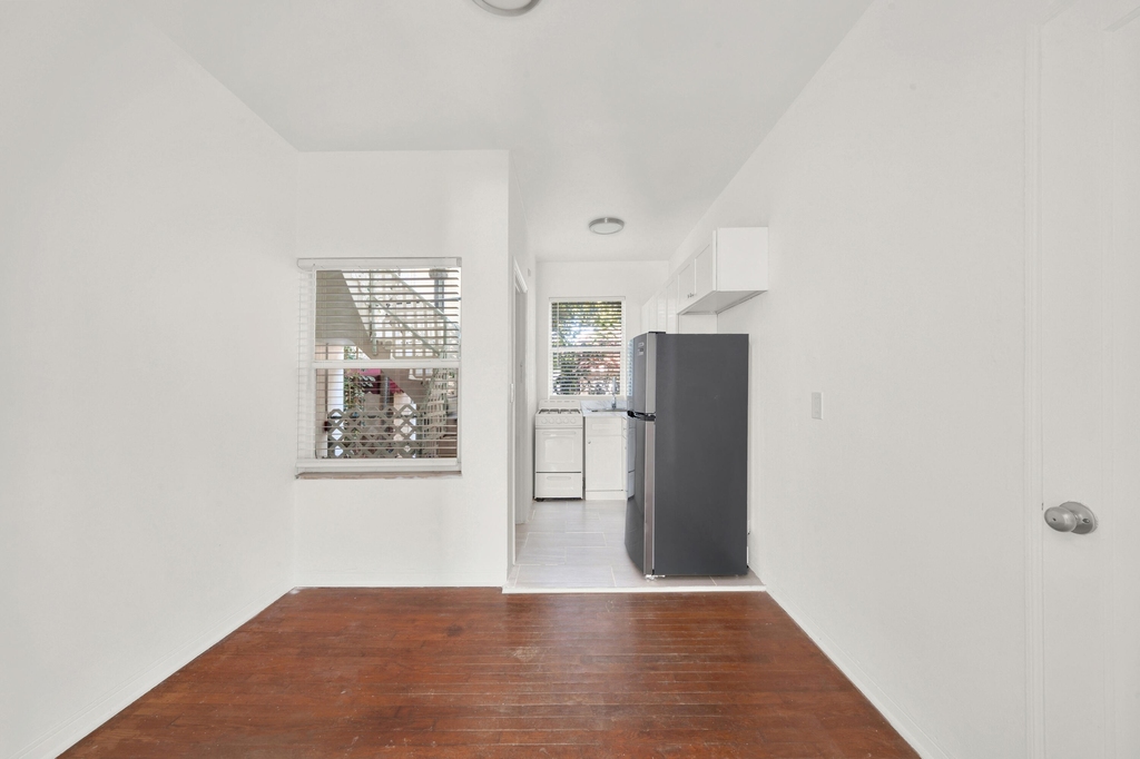 315 W 28th Street - Photo 9